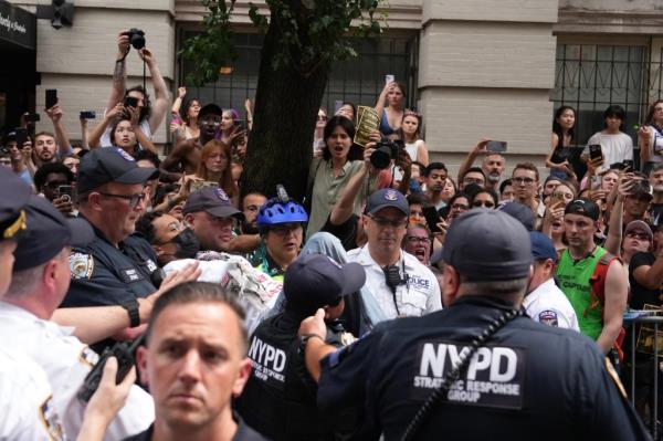 Anti-Israel protesters NYC pride parade