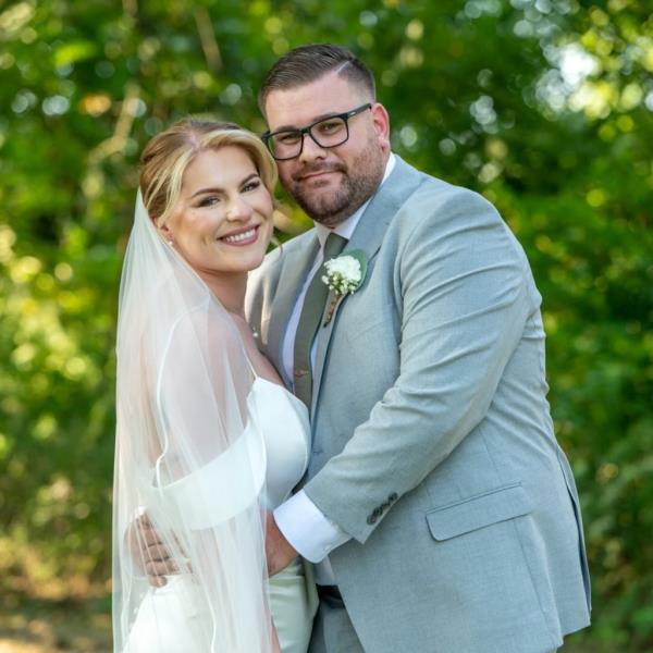 A newly married couple, Emilia Kowalczyk and Carl Rennhack, posing for a picture