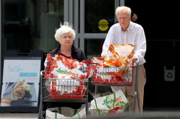 Yellen and Akerlof pushed their own carts full of groceries.