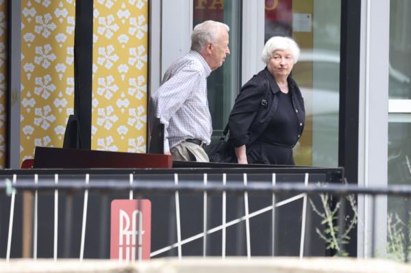 Yellen and Akerlof leaving the restaurant.