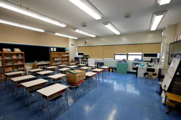 A photo of an empty classroom.